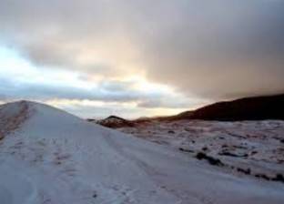 للمرة الأولى منذ 40 عاما.. الثلوج تكسو صحراء الجزائر في ظاهرة نادرة