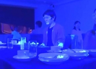 فيديو.. تجربة "الضوء الأسود" تكشف سرعة انتشار كورونا في المطاعم