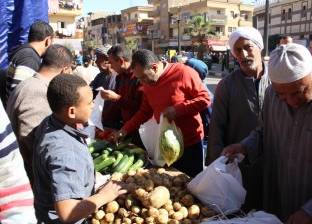 بالصور| إقبال على شوادر "بكره لينا" لبيع الخضروات والفاكهة في الأقصر