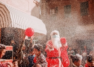 ضحك ولعب.. "بابا نويل" بالكمامة ينشر البهجة بين أهالي الإسكندرية