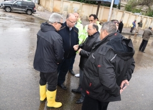 من مصر الجديدة.. وزير التنمية المحلية يحيي العاملين في شفط مياه المطر