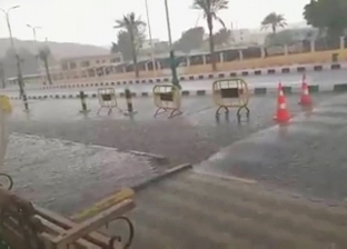 سقوط ثلوج وأمطار غزيرة على مدينة طابا.. وطوارئ لشفط المياه