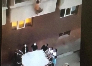 فيديو.. شجاعة جيران تنقذ رجلا من موت محقق بعد اشتعال النار بمنزله