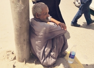 أب يشكو جحود أبنائه على رصيف شارع فيصل: رموني في الشارع