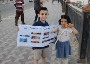 طفل يوزع حلويات وهدايا على المواطنين بكورنيش بني سويف: «عايز أفرحك»