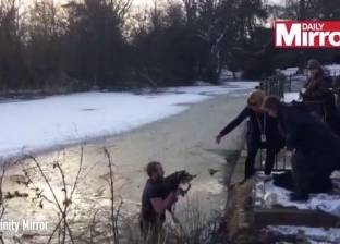 بالفيديو| بريطاني يقفز في بحيرة جليدية لإنقاذ كلب