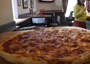 بالفيديو| تحدي البيتزا.. هل يمكنك تناول واحدة بحجم 40 بوصة في 30 دقيقة