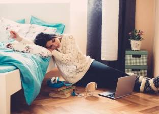 دراسة: مكوث المراهقين أمام التلفزيون والكمبيوتر يعرضهم لخطر الاكتئاب
