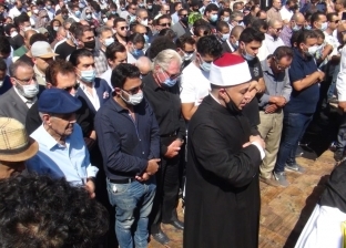 ياسمين عبدالعزيز وأحمد العوضي يشاركان في مراسم دفن محمود ياسين