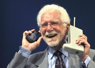 شعر بالصدمة من هوس استخدامه.. من هو مخترع الهاتف المحمول صاحب الـ94 سنة؟