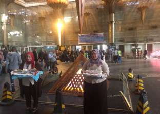 فيديو| لرسم البهجة.. توزيع هدايا عيد الأم في محطة مصر