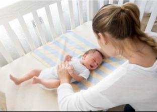 "الأمريكية للأطفال": نوم الأباء بجانب الرضع يقلل مخاطر الموت المفاجئ