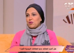 خبير علاقات أسرية: طلب كلمة مرور هاتف شريكك دليل على قلة الثقة وعدم الاحترام