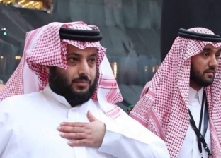 بعد فيديو "الوطن".. "آل الشيخ" يدعم صاحب محل قميص بيراميدز بمبلغ مالي