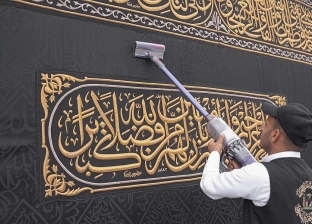 كيف تتزين الكعبة المشرفة لاستقبال شهر رمضان؟.. تنظيف وتغيير وصيانة «صور»