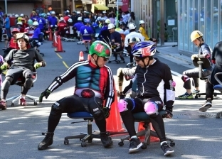 سباق "الكراسي" يقتحم شوارع اليابان