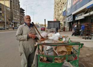 «عادل» سعبيني يبيع الفول على «عربة» في بولاق: لازم اشتغل عشان أعيش