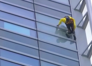 بالفيديو| "سبايدرمان الفرنسي" يتسلق ناطحة سحاب دون حبال