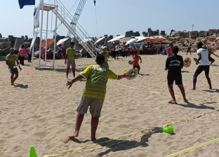 لعبة الراكيت.. متعة أهالي الإسكندرية على الشواطئ في «الويك إند»