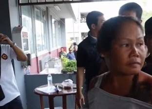 بالفيديو| إجبار امرأة على "الركوع" لصورة ملك تايلاند الراحل