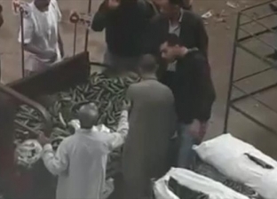 فيديو.. 3 أشخاص يضربون بائع خضار بفيصل: رفض دفع 20 جنيها مقابل وقوفه