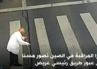 بالفيديو| مسن يعبر الشارع محمولا على ظهر شرطي