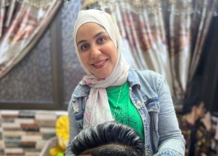 «غرام» أول سيدة تمارس مهنة الحلاقة للرجال في بورسعيد: الشغل الحلال مش عيب