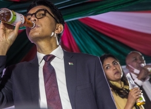 رئيس أفريقي يوزع «مشروب الشيح» على شعبه ويزعم: «معجزة» لمواجهة كورونا