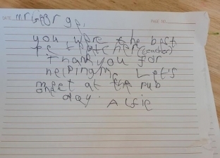 طفل مصاب بـ«شلل» يكتب رسالة مؤثرة بيد واحدة لمعلمه