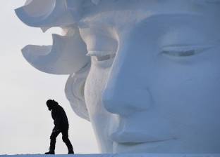 بالصور| الصين تستعد لافتتاح مهرجان "هاربين" لأعمال النحت على الثلوج