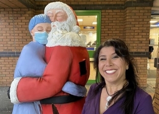 تورتة عيد الميلاد لتكريم الجيش الأبيض.. بابا نويل يحضن ممرضة بكمامة