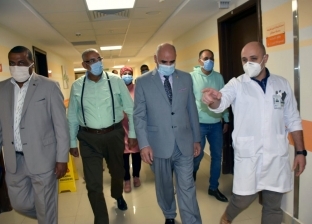 رئيس جامعة الأقصر يبحث سبل دعم مرضى السرطان بمستشفى شفاء الأورمان