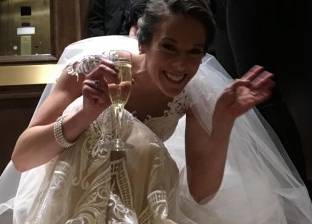 بالفيديو| "موقف طريف".. عروس تعلق في مصعد يوم زفافها