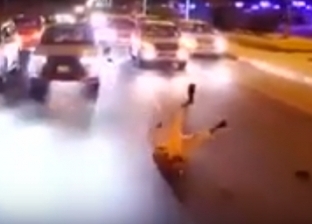 بالفيديو| نجاة شاب من الموت بإعجوبة في "زفة" بالسيارات