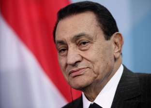 صورة| «مبارك» في الساحل الشمالي رفقة نجله «جمال» وحفيدته «فريدة»