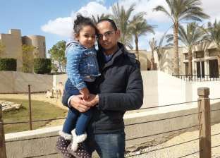 رحلة أحمد لعلاج ابنته من السرطان تنتهي بالتطوع في مستشفى 57357