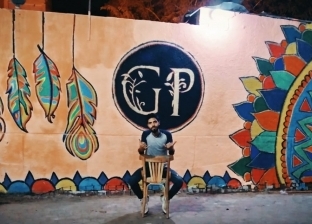 «كريم» يرسم الجرافيتي على جدران الحواري: «عايزين نشوف بلدنا أحلى»