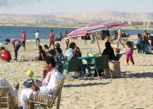 إقبال كثيف من المواطنين على شواطئ الإسكندرية في ثاني أيام العيد