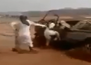 بالفيديو| 3 سعوديين ينقذون رجلا من الموت داخل سيارته