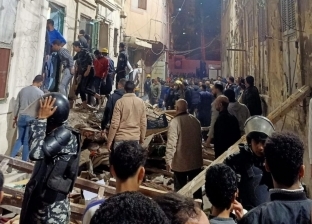مصرع طفل وإنقاذ 3 أشخاص في انهيار عقار الجمرك غرب الإسكندرية (صور) 