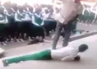 بالفيديو| مدرس يُعاقب تلاميذه بصورة "مرعبة"