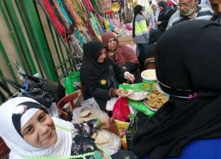 تكية «أم علي» وشقيقتها لتوزيع أكل مجاني على رواد الحسين: لوجه الله