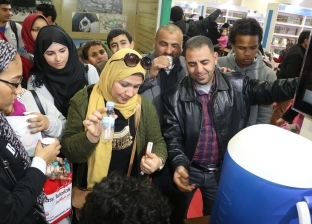 إقبال كثيف على "ماء زمزم" بمعرض القاهرة الدولي للكتاب