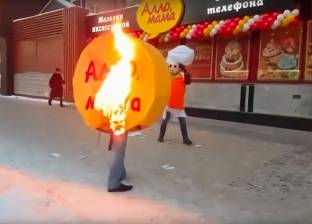 بالفيديو| شاب يشعل النار في زميله بسبب "العمل"