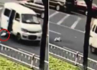 بالفيديو| سقوط رضيع من سيارة على الطريق دون إدراك والديه