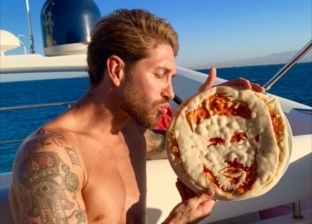 راموس يقبل "بيتزا" تحمل صورته في ساحل الغردقة.. "اللي جابلك يخليلك"