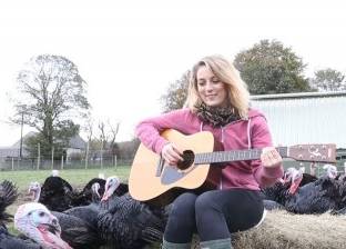 بالفيديو| فتاة تغني وتعزف لـ"الديوك الرومي" قبل موسم الأعياد