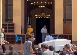 زوجة الفنان أشرف مصيلحي تتلو القرآن بجوار جثمانه قبل صلاة الجنازة