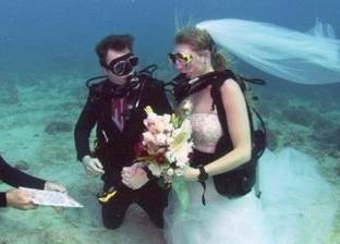 بالفيديو| غواص يعقد قرانه على عروسه في أعماق المحيط