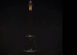 بالفيديو| لحظة إطفاء أضواء برج إيفل حدادا على ضحايا اعتداءات باريس